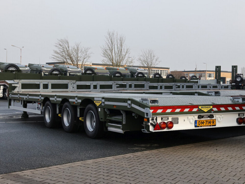 WSI WSI DAF XG 6x2 met 3-as dieplader DEFENSIE NL