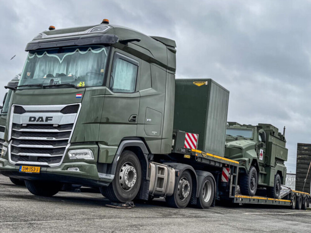 WSI WSI DAF XG 6x2 with 3-axle low loader DEFENSIE NL