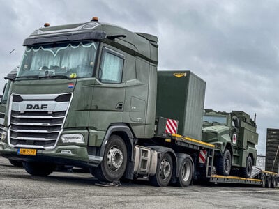 WSI WSI DAF XG 6x2 with 3-axle low loader DEFENSIE NL
