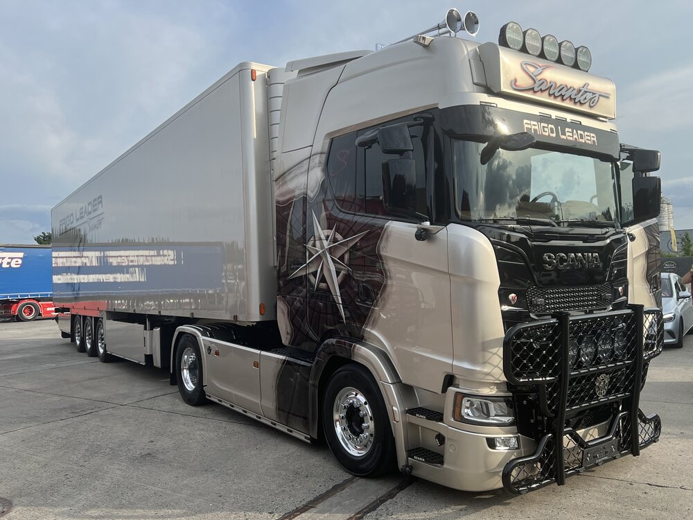 Tekno Tekno Scania NGS Highline 4x2 with 3-axle reefer trailer SARANTOS