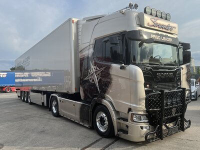 Tekno Tekno Scania NGS Highline 4x2 with 3-axle reefer trailer SARANTOS