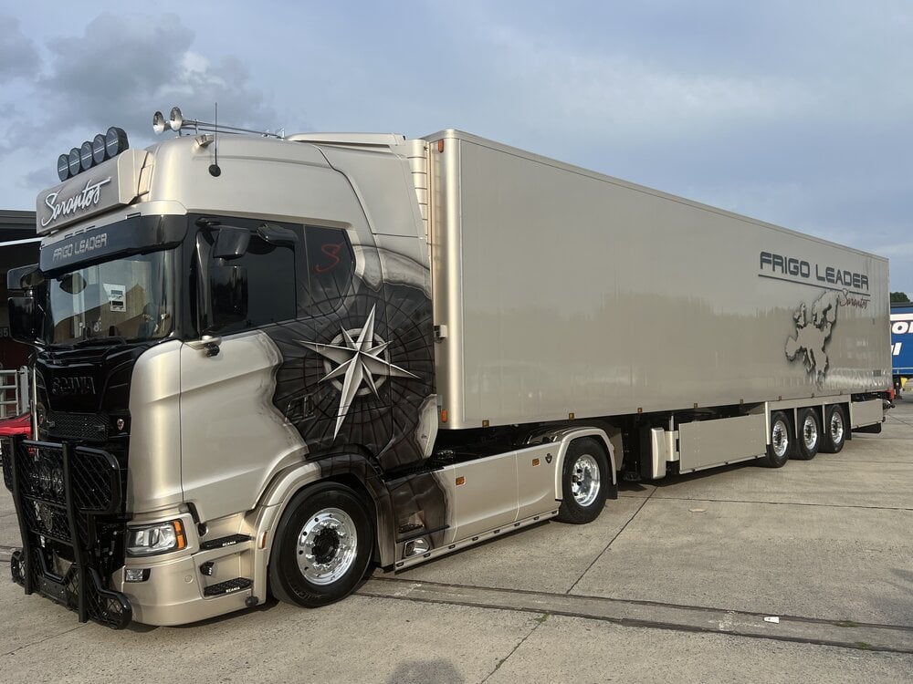 Tekno Tekno Scania NGS Highline 4x2 met 3-assige koeloplegger SARANTOS