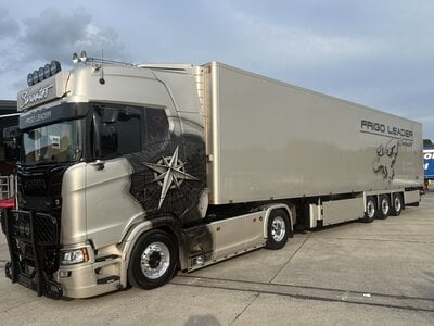 Tekno Tekno Scania NGS Highline 4x2 met 3-assige koeloplegger SARANTOS