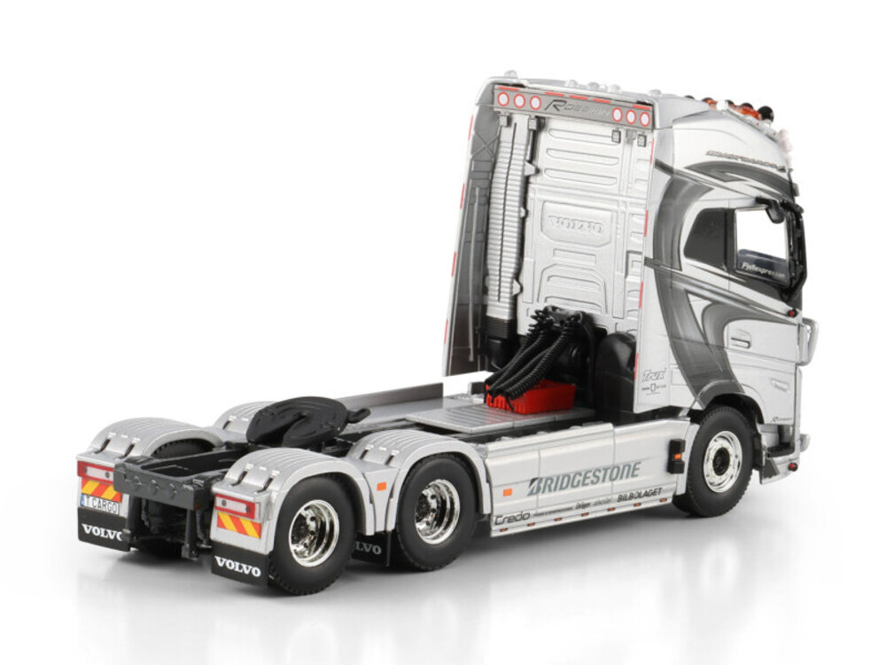WSI WSI Volvo FH5 Globetrotter XL 6x2 TANK CARGO