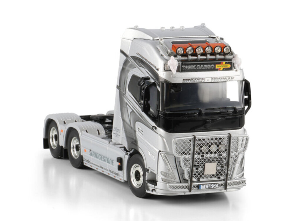 WSI WSI Volvo FH5 Globetrotter XL 6x2 TANK CARGO