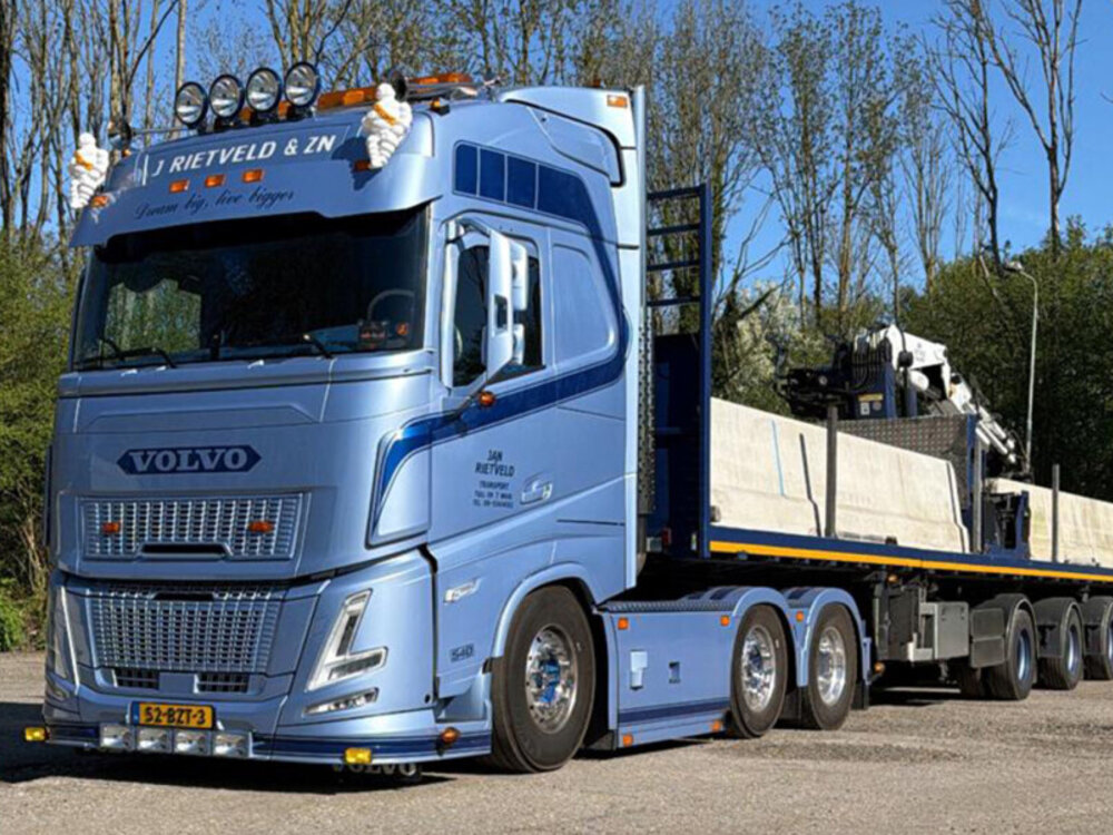 WSI WSI Volvo FH Aero Globetrotter 6x2 met 3-assige steen oplegger JAN RIETVELD