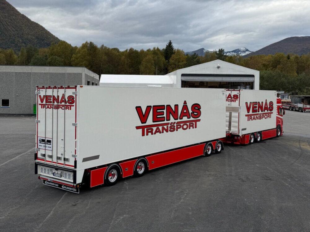 WSI WSI Scania R Highline riged reefer truck 6x2 with 4-axle reefer trailer VENÅS