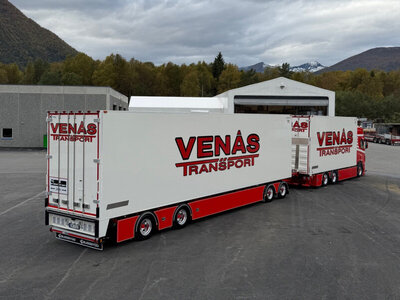 WSI WSI Scania R Highline motor koel wagen 6x2  met 4-assige koel trailer VENÅS