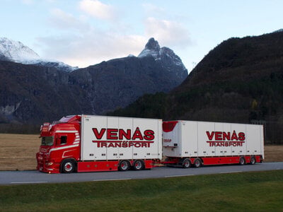 WSI WSI Scania R Highline motor koel wagen 6x2  met 4-assige koel trailer VENÅS