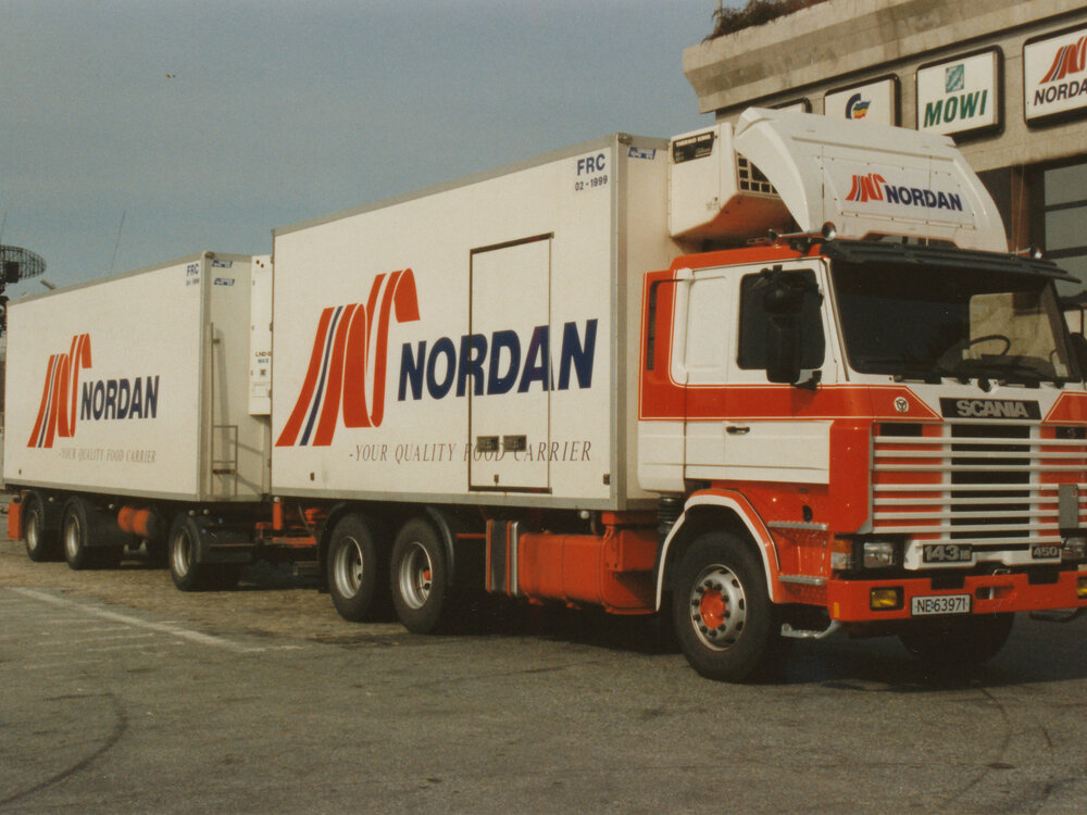 Tekno Tekno Scania 3-serie motorwagen met 3-assige schamelaanhanger NORDAN
