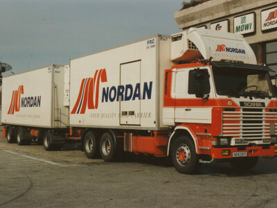 Tekno Tekno Scania 3-serie motorwagen met 3-assige schamelaanhanger NORDAN