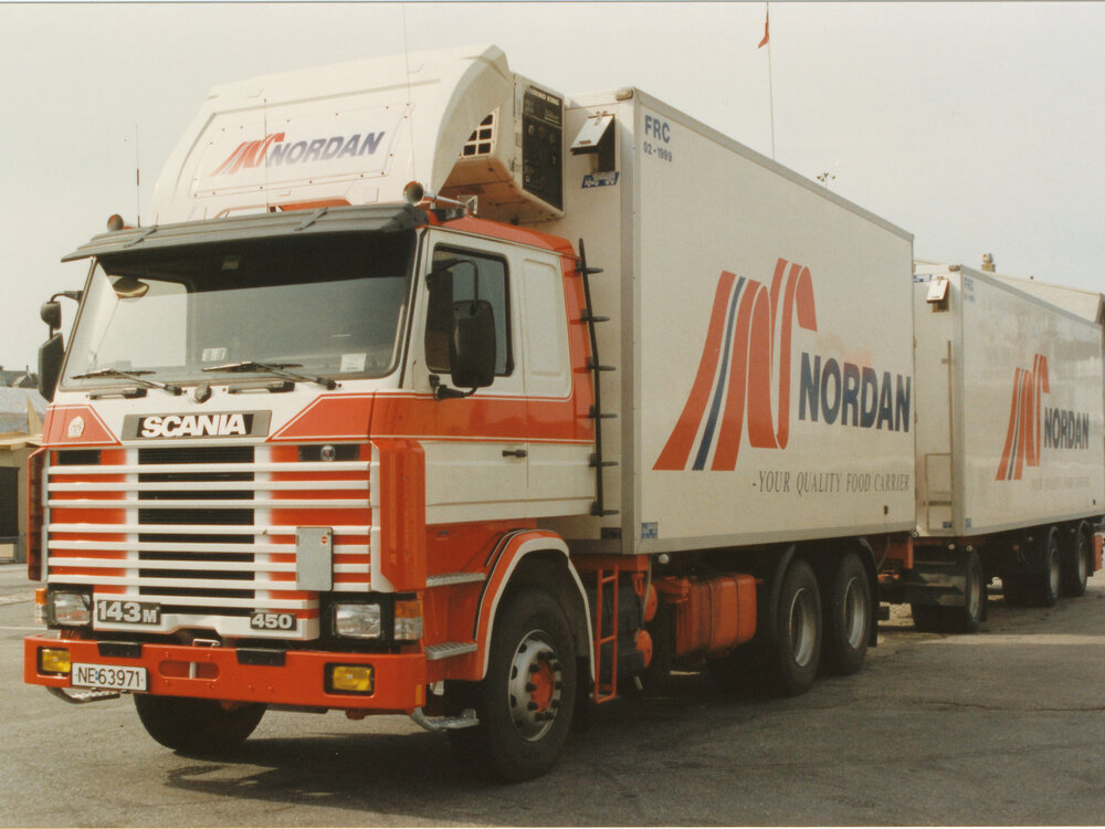 Tekno Tekno Scania 3-serie rigid truck with 3-axle trailer NORDAN