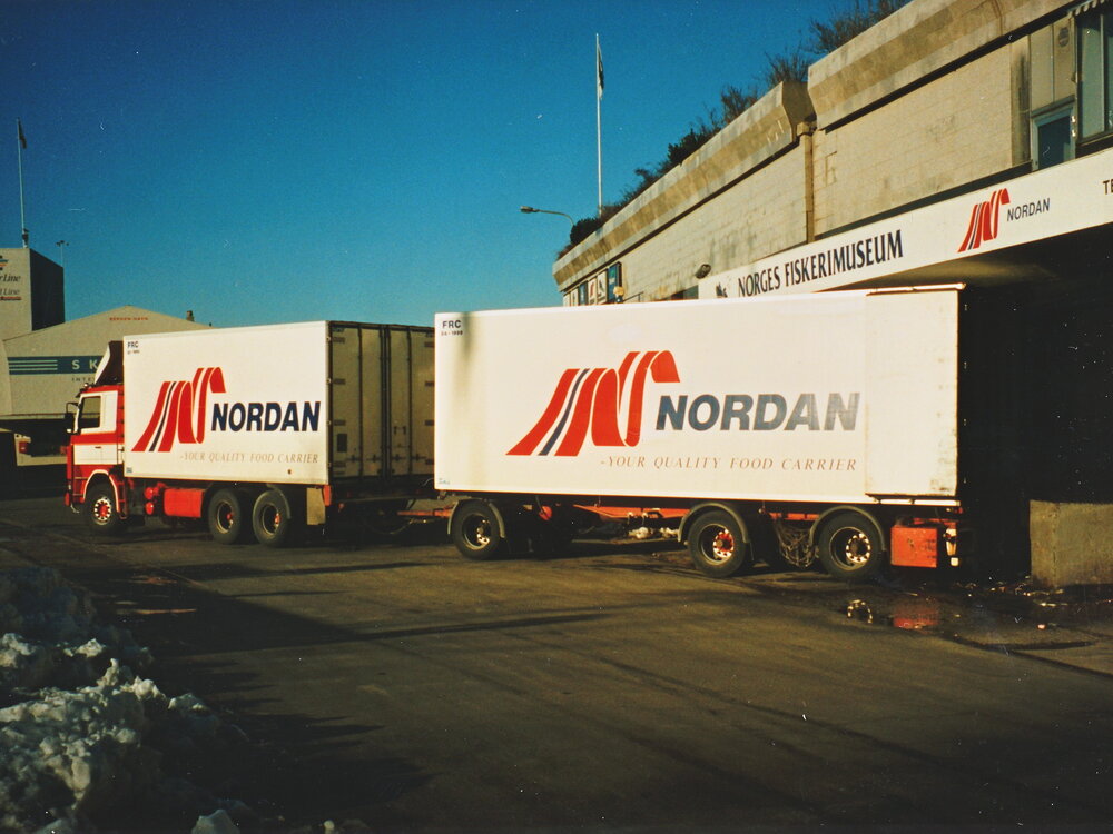 Tekno Tekno Scania 3-serie motorwagen met 3-assige schamelaanhanger NORDAN