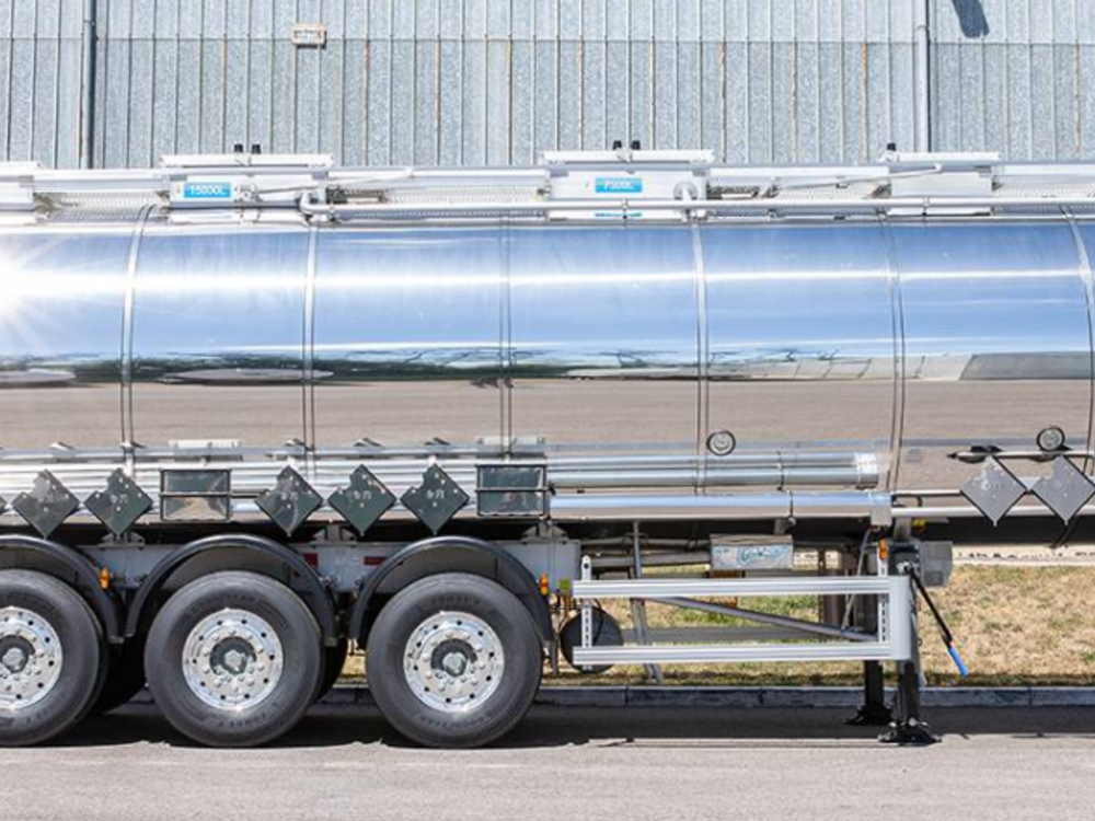 Tekno Tekno Scania NGR 4x2 trekker met 3-assige tankoplegger SCHENK