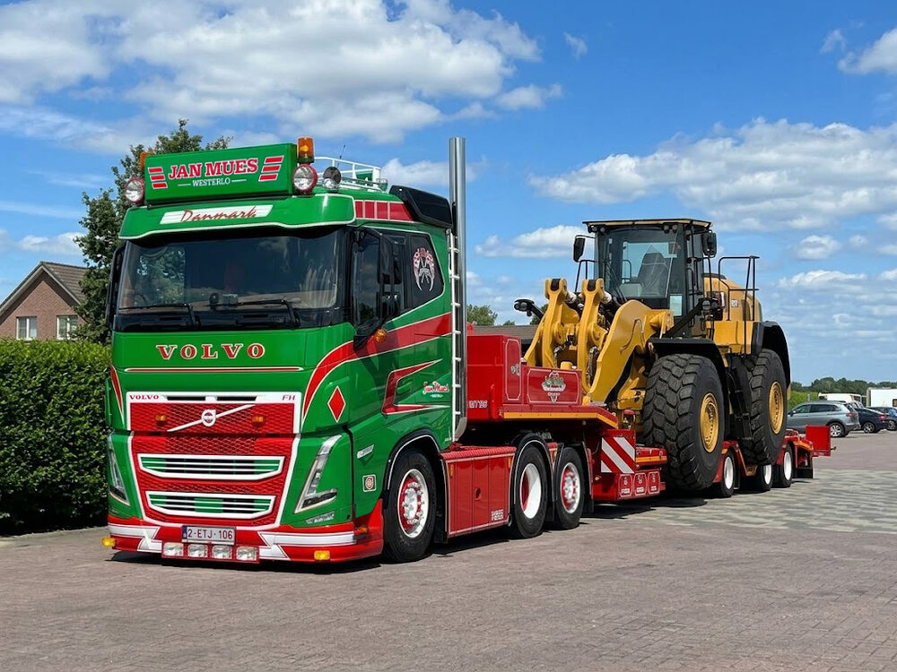 Tekno Tekno Volvo FH05 low roof 6x2 met 3-assige semi dieplader met wielkuip JAN MUES