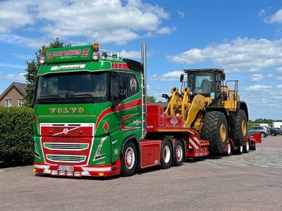 Tekno Tekno Volvo FH05 low roof 6x2 met 3-assige semi dieplader met wielkuip JAN MUES