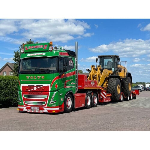 Tekno Tekno Volvo FH05 low roof 6x2 met 3-assige semi dieplader met wielkuip JAN MUES
