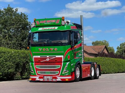 Tekno Tekno Volvo FH05 low roof 6x2 met 3-assige semi dieplader met wielkuip JAN MUES