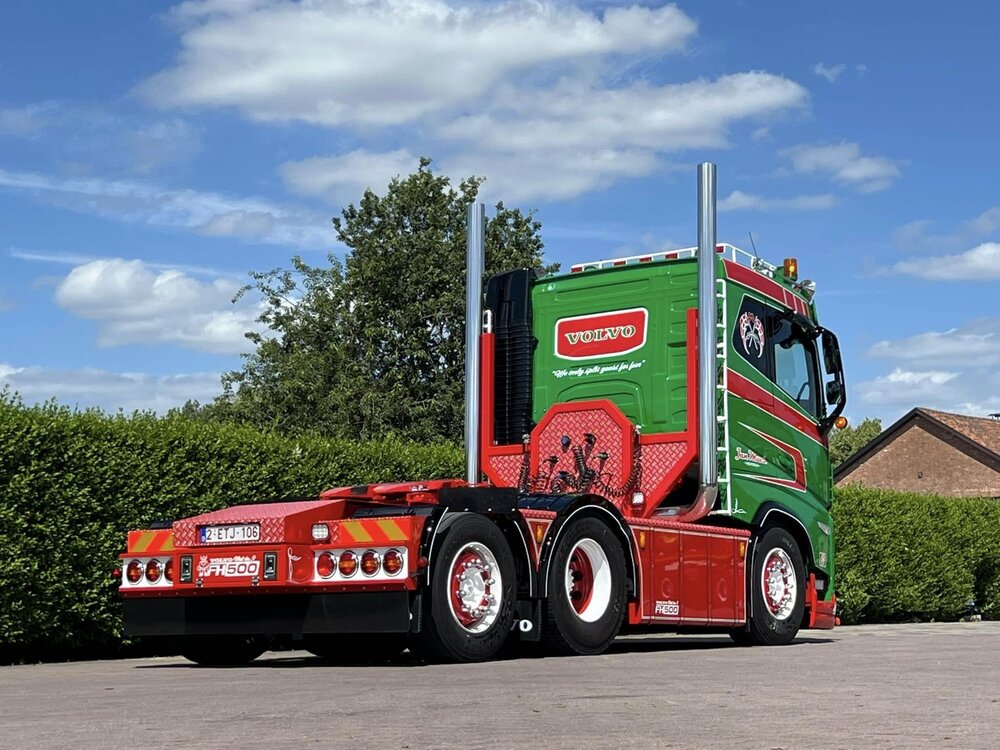 Tekno Tekno Volvo FH05 low roof 6x2 met 3-assige semi dieplader met wielkuip JAN MUES