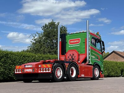 Tekno Tekno Volvo FH05 low roof 6x2 met 3-assige semi dieplader met wielkuip JAN MUES