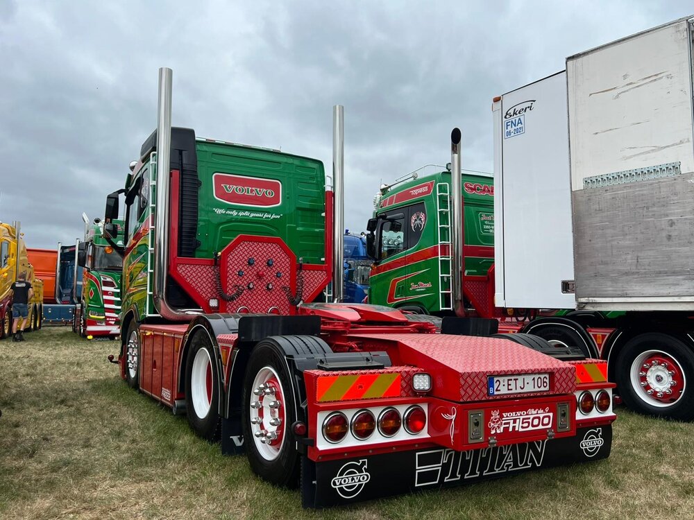 Tekno Tekno Volvo FH05 low roof 6x2 with 3-axle semi low loader JAN MUES
