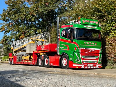 Tekno Tekno Volvo FH05 low roof 6x2 met 3-assige semi dieplader met wielkuip JAN MUES