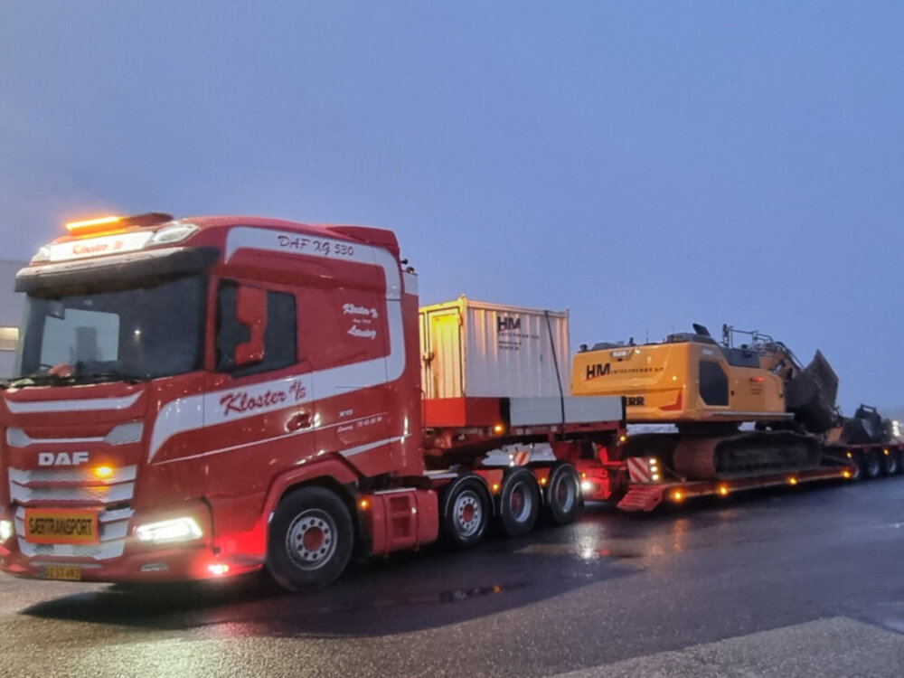 WSI WSI DAF XG 8x4 met 4-as dieplader KLOSTER A/S