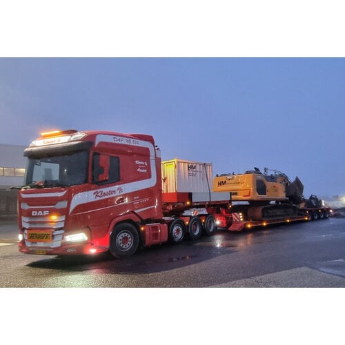 WSI WSI DAF XG 8x4 met 4-as dieplader KLOSTER A/S