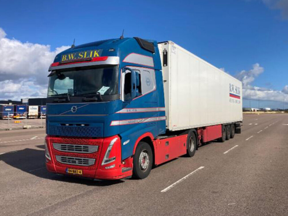 WSI WSI Volvo FH5 Globetrotter XL 4x2 met 3-assige koeloplegger B.W. SLIK ADUARD