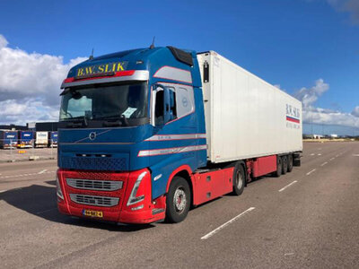 WSI WSI Volvo FH5 Globetrotter XL 4x2 with 3-axle reefer trailer B.W. SLIK ADUARD