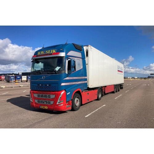 WSI WSI Volvo FH5 Globetrotter XL 4x2 met 3-assige koeloplegger B.W. SLIK ADUARD