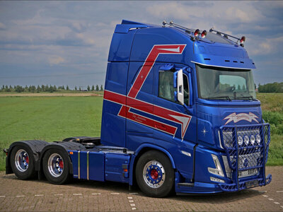 WSI WSI Volvo FH Aero Globetrotter XXL 6x2 with 3-axle curtainside trailer SIEP AMSTERDAM