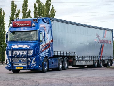 WSI WSI Volvo FH Aero Globetrotter XXL 6x2 met 3-assige schuifzeilen oplegger SIEP AMSTERDAM