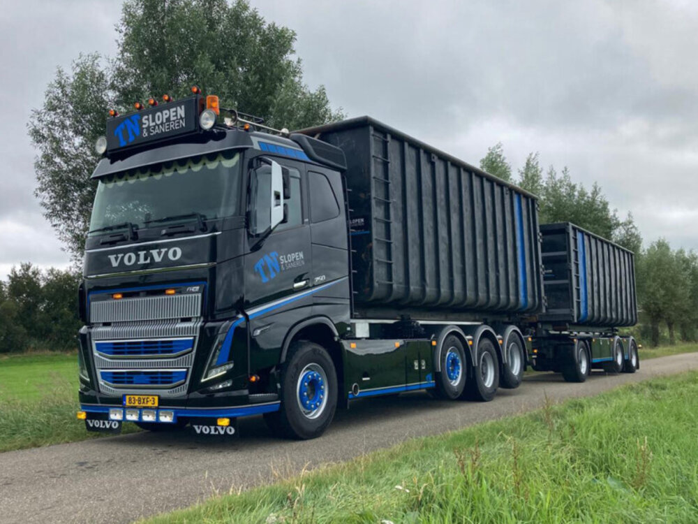 WSI WSI Volvo FH5 Sleeper cab 8x2 met 7-assige container combi oplegger met haakarm systeem + 2x 40m3 container TN SLOPEN & SANEREN