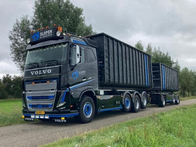WSI WSI Volvo FH5 Sleeper cab 8x2 met 7-assige container combi oplegger met haakarm systeem + 2x 40m3 container TN SLOPEN & SANEREN