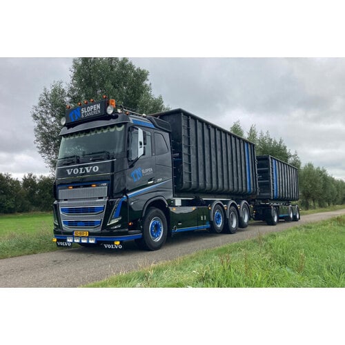 WSI WSI Volvo FH5 Sleeper cab 8x2 met 7-assige container combi oplegger met haakarm systeem + 2x 40m3 container TN SLOPEN & SANEREN