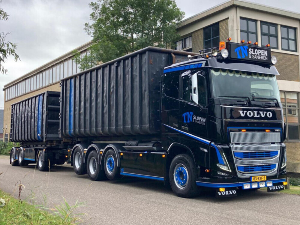 WSI WSI Volvo FH5 Sleeper cab 8x2 with 7-axle container combi trailer with hooklift system + 2x 40m3 container TN SLOPEN & SANEREN