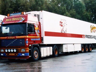 Tekno Tekno Volvo F12 Globetrotter with 3-axle reefer trailer GULDAGER - JERN HENRIK