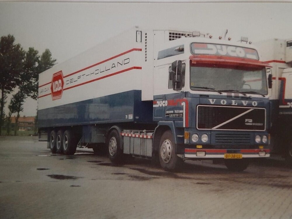 Tekno Tekno Volvo F12 with 3-axle classic reefer trailer DIJCO