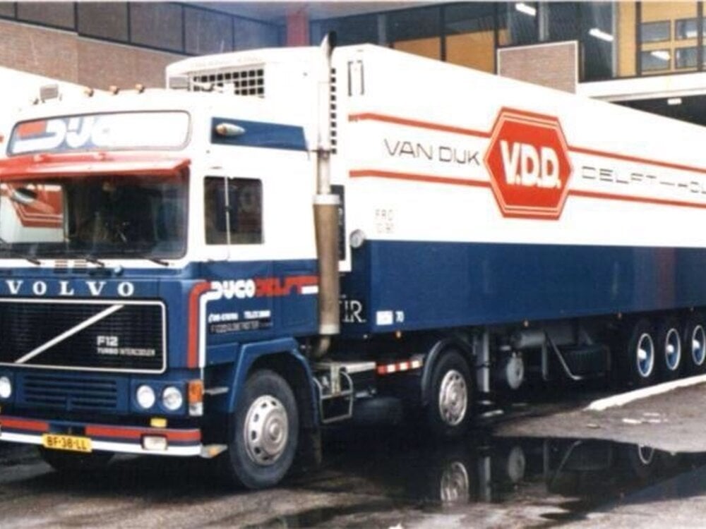 Tekno Tekno Volvo F12 met 3-as klassieke koeloplegger DIJCO