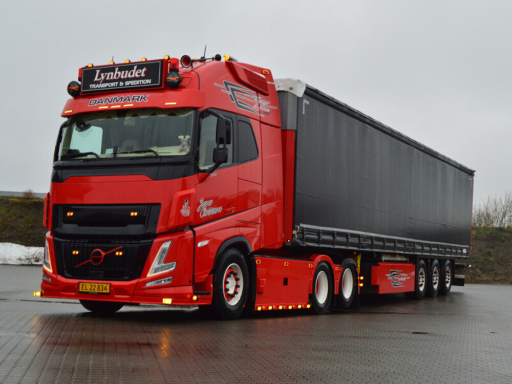 WSI WSI Volvo FH Aero Globetrotter XXL 6x2 met 3-assige schuifzeilen oplegger LYNBUDET