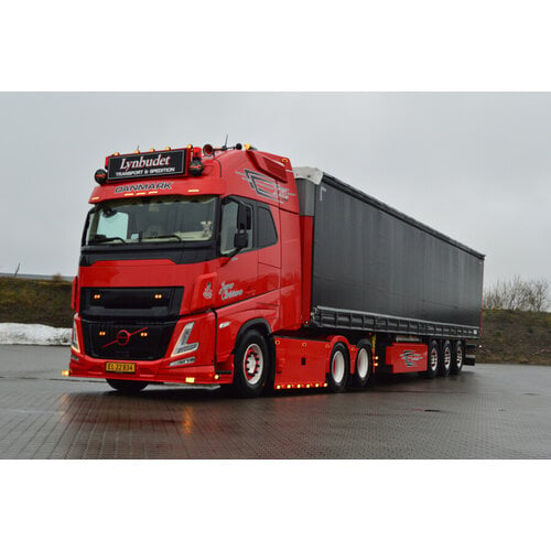WSI WSI Volvo FH Aero Globetrotter XXL 6x2 met 3-assige schuifzeilen oplegger LYNBUDET