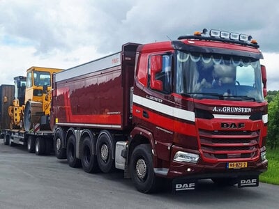 WSI WSI DAF XF DL kipper truck  10x4 met 4-as dieplader A. VAN GRUNSVEN