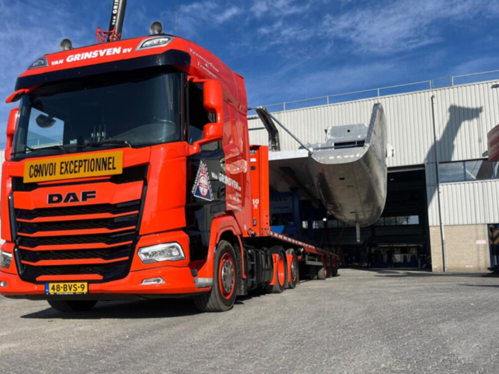 WSI WSI DAF XF + dak lichten 6x42 met 4-as dieplader VAN GRINSVEN