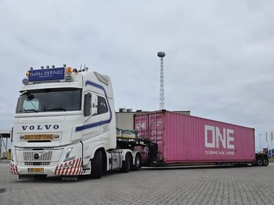 WSI WSI "EXCLUSIEF" Volvo FH Aero Glob. XL 6x2 + 2-axle Euro PX lowloader TWAN BIERINGS