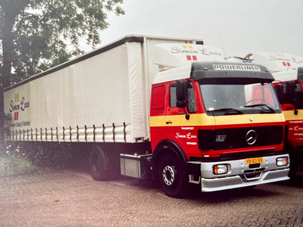 WSI WSI Mercedes-Benz NG Flat roof met 3-as zeiloplegger SIMON LOOS