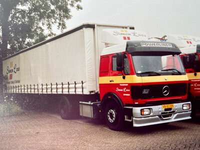 WSI WSI Mercedes-Benz NG Flat roof met 3-as zeiloplegger SIMON LOOS
