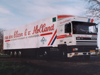 WSI WSI DAF 95 Space Cab 4x2 met 3-as koeloplegger VAN DEN ELZEN
