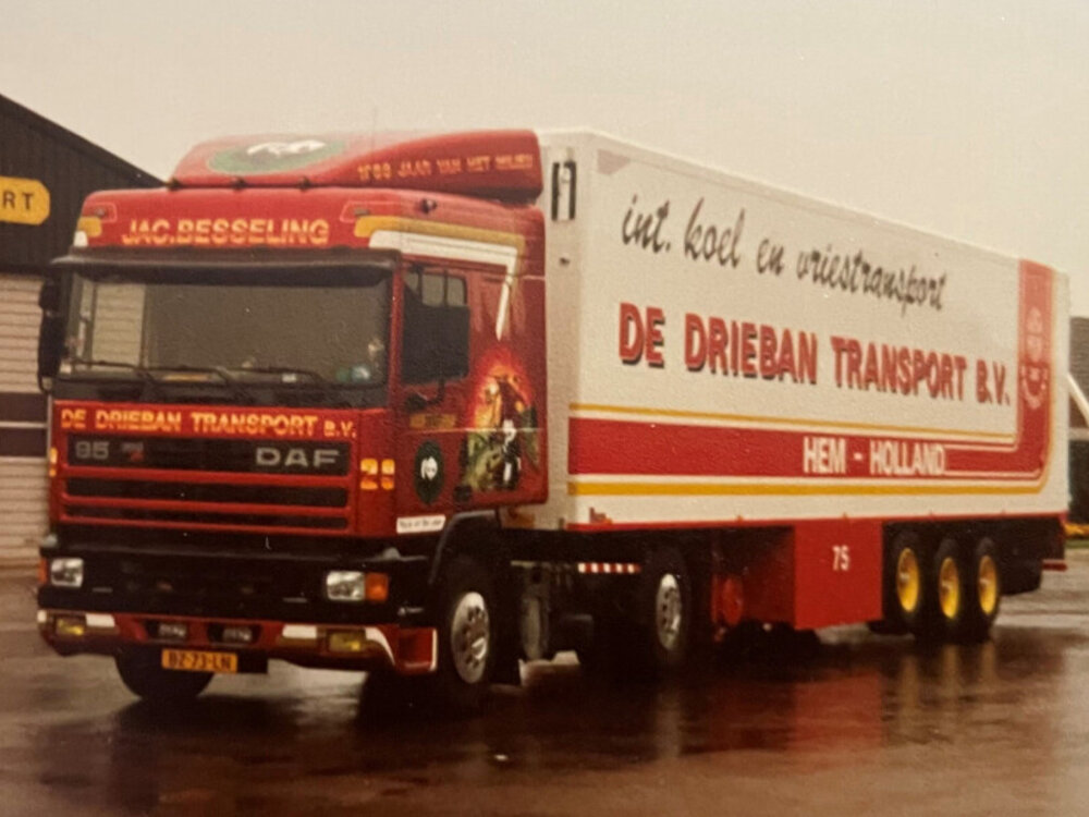 WSI WSI DAF 95 Space Cab 4x2 met 3-as koeloplegger DE DRIEBAN TRANSPORT