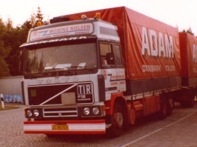 Tekno Tekno Volvo F12 Globetrotter motorwagen met 2-assige huifaanhanger MOGENS NIELSEN